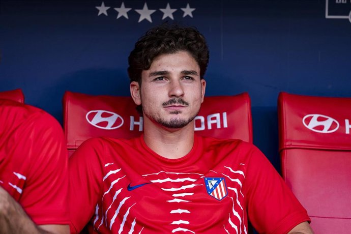 Julián Álvarez, suplente durante un partido del Atlético de Madrid.