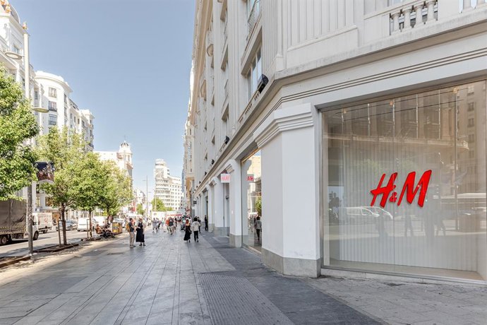 Archivo - Tienda de H&M de Gran Vía