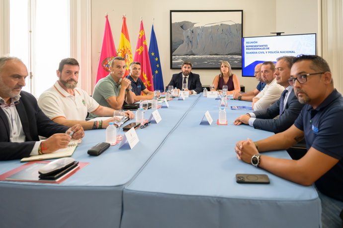 El jefe del Ejecutivo de la Región de Murcia, Fernando López Miras, acompañado por la alcaldesa de Cartagena, Noelia Arroyo, en una reunión con representantes de asociaciones de la Guardia Civil y sindicatos policiales