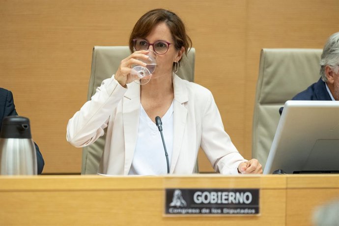 A ministra da Saúde, Mónica García, comparece, por iniciativa própria, perante a Comissão de Saúde, no Congresso dos Deputados, em 27 de agosto de 2026, em Madri (Espanha). O objetivo da intervenção é explicar as medidas que está tomando