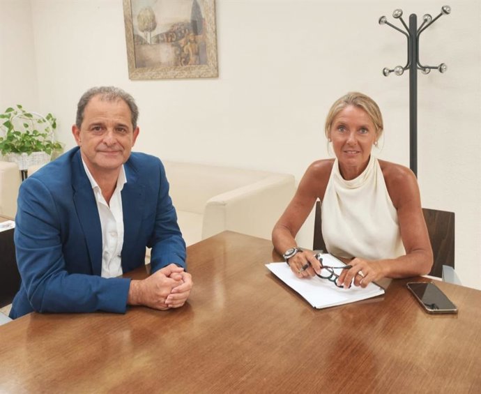 La delegada territorial de Sanidad y Consumo de la Junta de Andalucía en Sevilla, Silvia Maraver, en una primera toma de contacto con el director gerente del Hospital San Juan de Dios del Aljarafe, Emilio José García