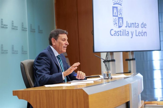Archivo - Imagen de archivo del portavoz de la Junta, Carlos Fernández Carriedo, en la rueda de prensa posterior al Consejo de Gobierno.