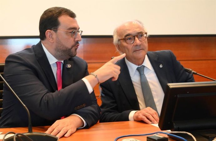 Adrián Barbón, a la izquierda