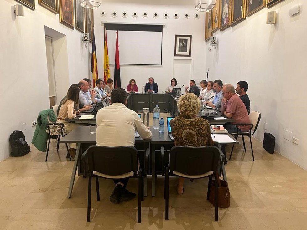 Archivo - Reunión del pleno del Ayuntamiento de Pollença.