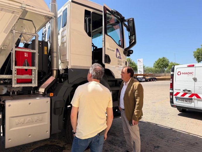 A la dcha, el presidente de la Diputación de Soria, Benito Serrano, en un camión quitanieves .