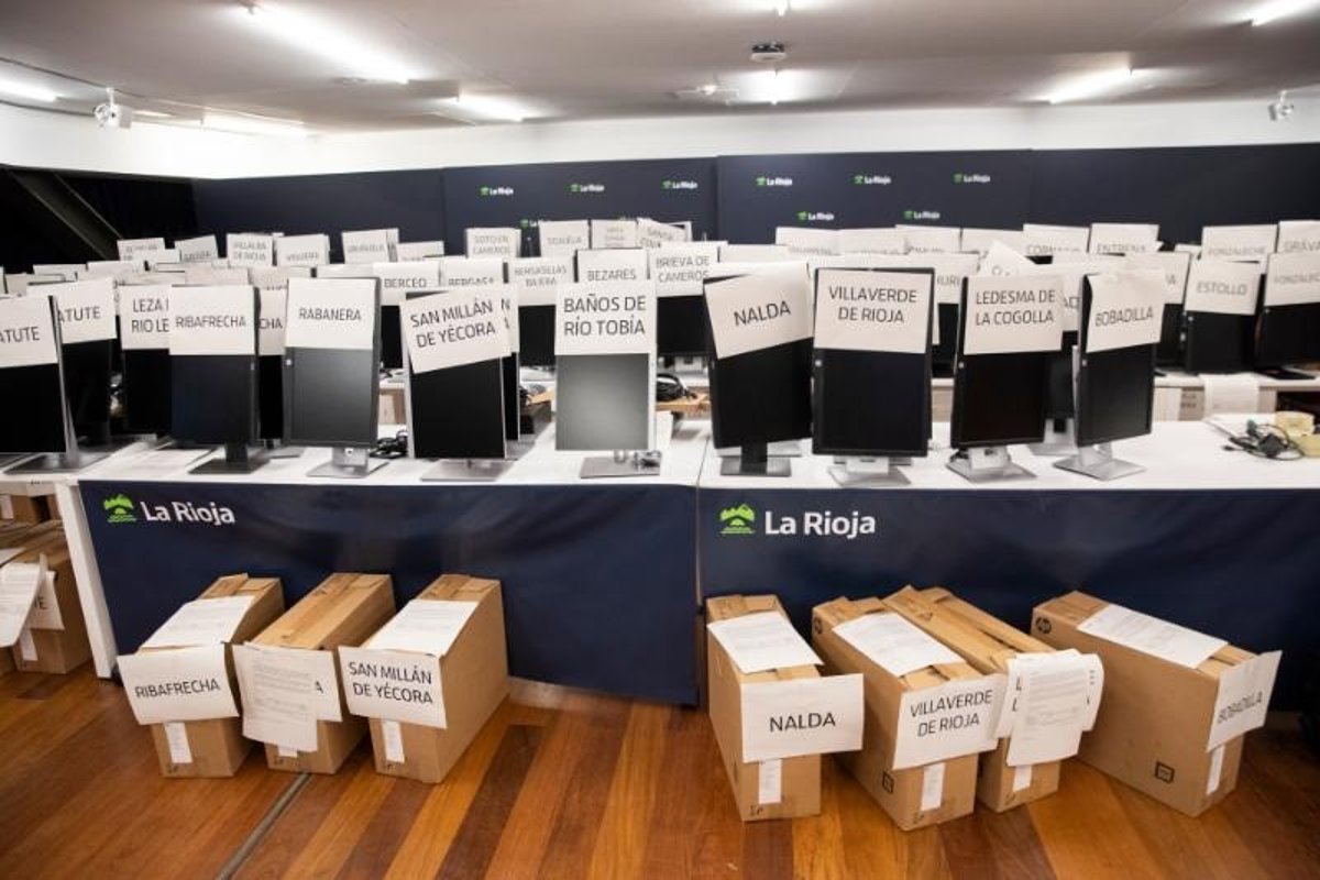 El Gobierno de La Rioja entrega 164 ordenadores a 94 municipios que suman una población de unos 18.000 habitantes