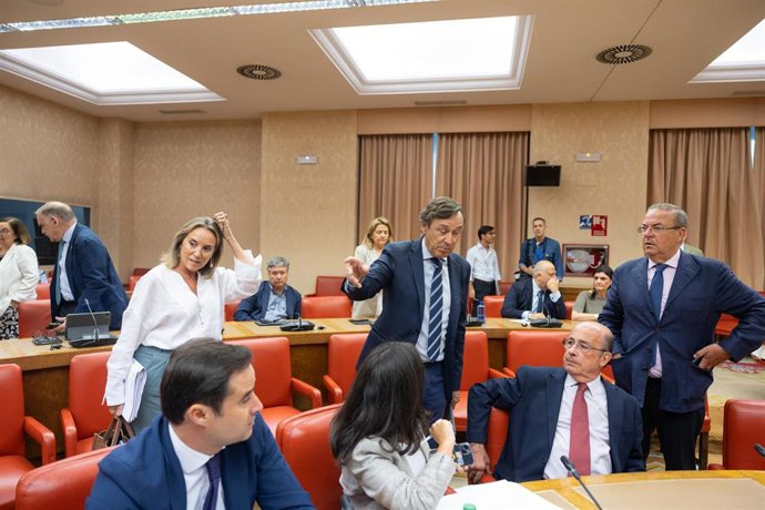 La  vicesecretaria de Regeneración Institucional del PP, Cuca Gamarra, antes de la comparecencia del ministro de la Presidencia, Justicia y Relaciones con las Cortes, Félix Bolaños, a petición propia, ante la Comisión Mixta de Seguridad Nacional, en el Co