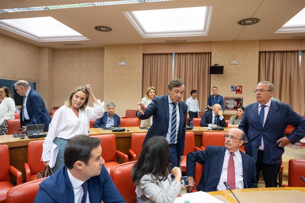 La  vicesecretaria de Regeneración Institucional del PP, Cuca Gamarra, antes de la comparecencia del ministro de la Presidencia, Justicia y Relaciones con las Cortes, Félix Bolaños, a petición propia, ante la Comisión Mixta de Seguridad Nacional, en el Co