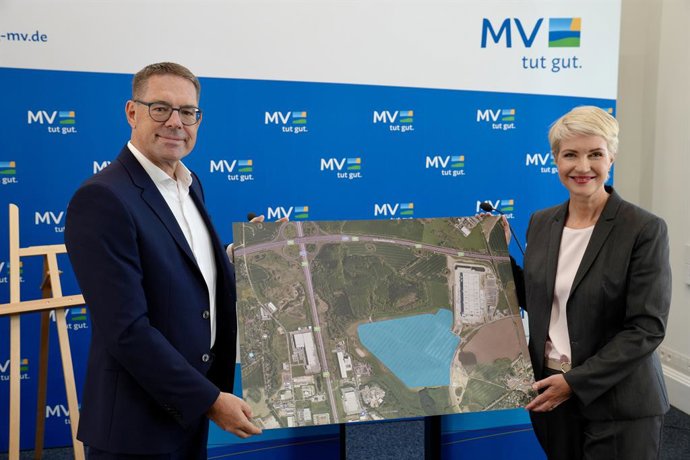 Gerd Chrzanowski, general partner Schwarz Group, and Manuela Schwesig, minister-president of Mecklenburg-Vorpommern