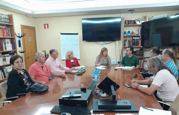 Raquel Alonso preside la reunión con los alcaldes del Valle del Cuco.