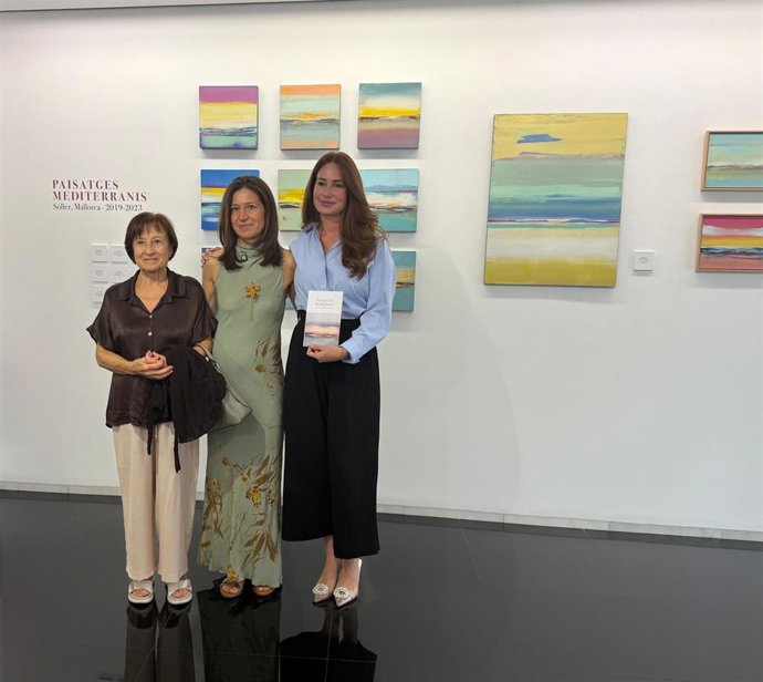 La diputada de Educación y Cultura, Yolanda Burgoa junto a la madre y la hermana de la artista Elena González Fraile.