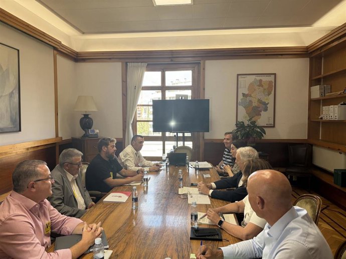 El Gobierno de Aragón, el Ayuntamiento de Zaragoza y la Asociación Provincial de Auto-Taxi de la ciudad, se han reunido este jueves, 27 de agosto, para calificar y valorar la normativa aplicada desde 2025 en materia de regulación de las VTC