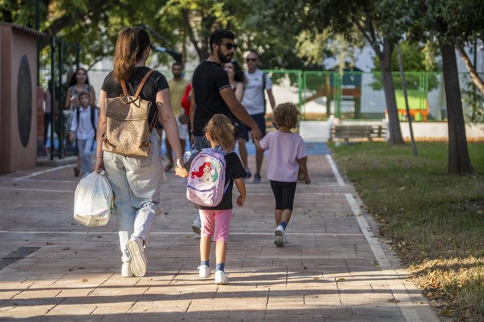 Archivo - Varios niños a su llegada al colegio