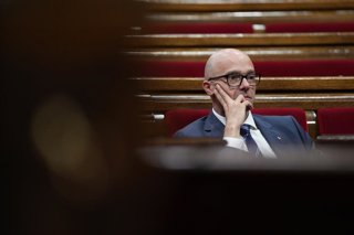 Archivo - El conseller de Drets Socials de la Generalitat de Catalunya, Raúl Moreno, durant una sessió plenària, en el Parlament de Catalunya, a 22 de juliol de 2026, a Barcelona, Catalunya (Espanya).