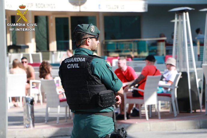 Archivo - Arquivo - Um agente da Guarda Civil em Magaluf, Calvià, Maiorca.