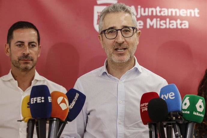 El ministro de Hacienda, Arcadi España, durante el encuentro con los medios de comunicación celebrado en Mislata (Valencia) con motivo de la presentación de los programas EDIL DANA.