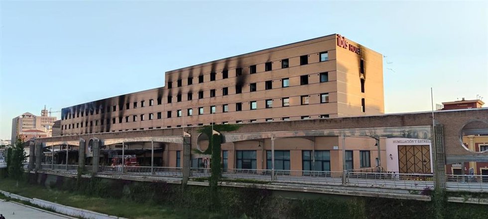 Archivo - Incendio en el Hotel IBIS y en Le Grand Café de Málaga afectados por un incendio en mayo.