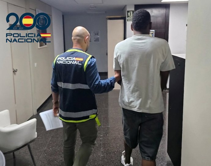 Un agente de la Policía Nacional en la detención del presunto criminal.
