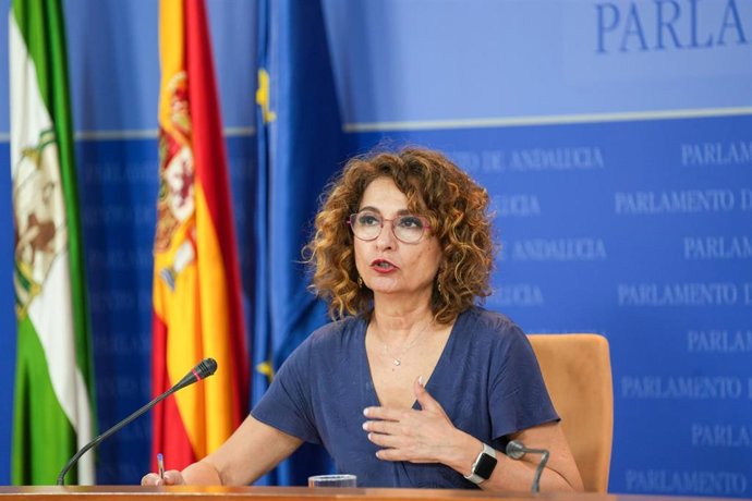 Archivo - La secretaria general del PSOE-A y portavoz del Grupo Parlamentario Socialista, María Jesús Montero, ofrece una rueda de prensa en el Parlamento. (Foto de archivo).