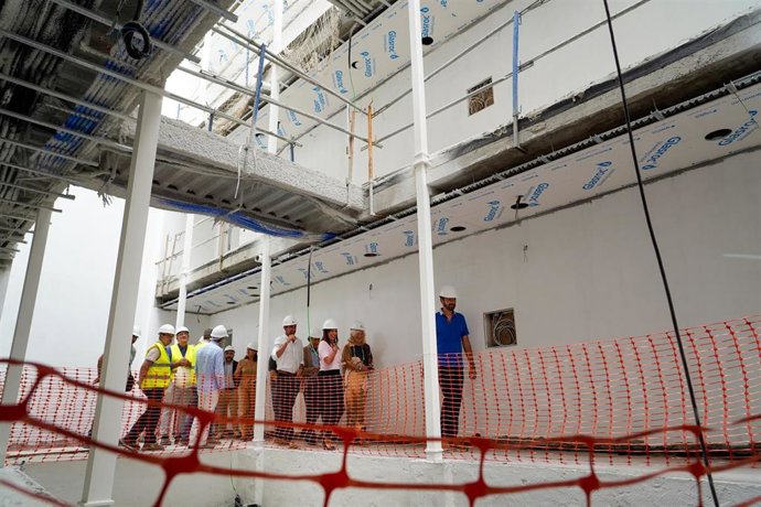 La consejera de Vivienda, Juventud y Ordenación del Territorio, Rocío Díaz durante su visita a las obras de regeneración urbana de El Pilar. A 27 de agosto de 2026 en Chiclana, Cádiz (Andalucía, España).