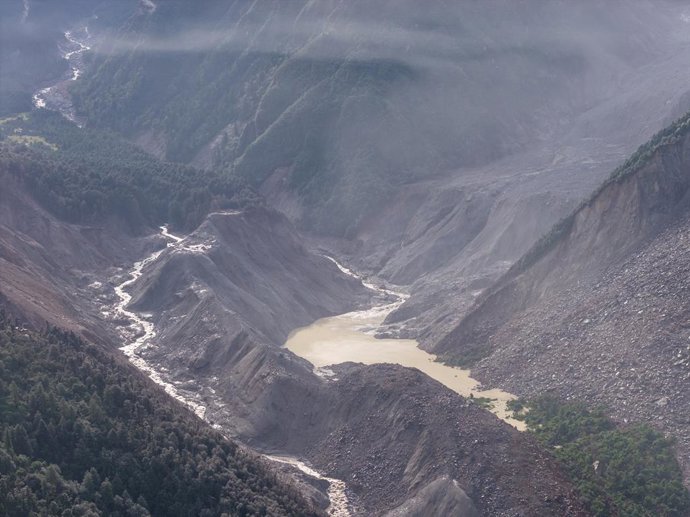 LHASA, 27 de agosto de 2026  -- Uma foto aérea tirada por um drone em 27 de agosto de 2026 mostra um lago de represamento formado após um deslizamento de terra no Nepal.   O deslizamento de terra causou um número significativo de vítimas ao longo da front