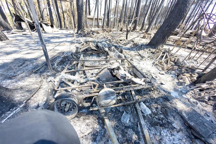 Instalaciones de un camping calcinado en la provincia de Ávila durante el incendio de Burgohondo.
