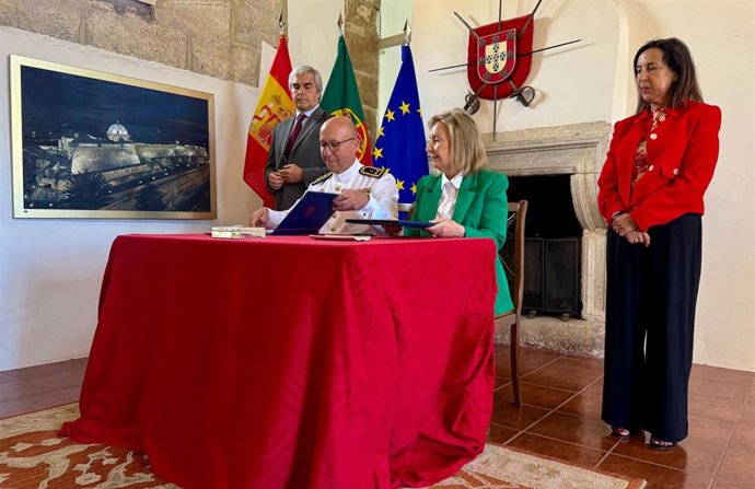 La ministra de Defensa, Margarita Robles, asiste a la firma del memorándum de entendimiento entre el Ministerio de Defensa de Portugal y el de España para la adquisición de vehículos tácticos todoterreno de alta movilidad.