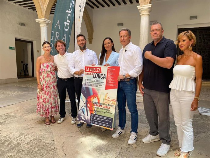 La consejera de Turismo, Cultura y Deportes, Carmen Conesa, junto al alcalde de Lorca, Fulgencio Gil, tras la presentación de la etapa de La Vuelta que recorrerá la Región de Murcia.