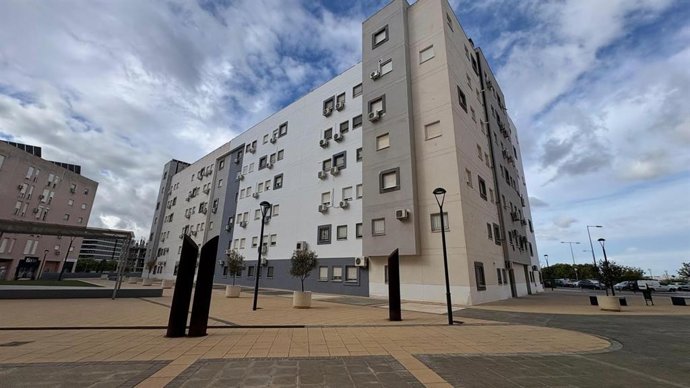Imagen del edificio desalojado tras el incendio de un garaje en Tomares.
