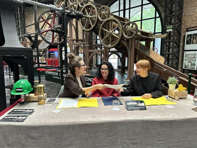 De izquierda a derecha,  la directora del MUMI, Cristina Cantero; la consejera de Cultura, Política Llingüística y Deporte del Principado de Asturias, Vanessa Gutiérrez, y la directora de LABoral Centro de Arte y Creación Industrial, Semíramis González.