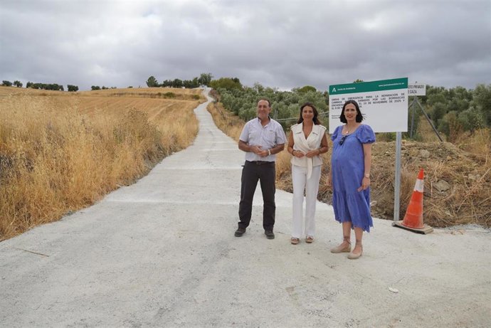 La delegada territorial de Agricultura, Pesca, Agua y Desarrollo Rural, Laura Soto, informa de caminos rurales en Ronda