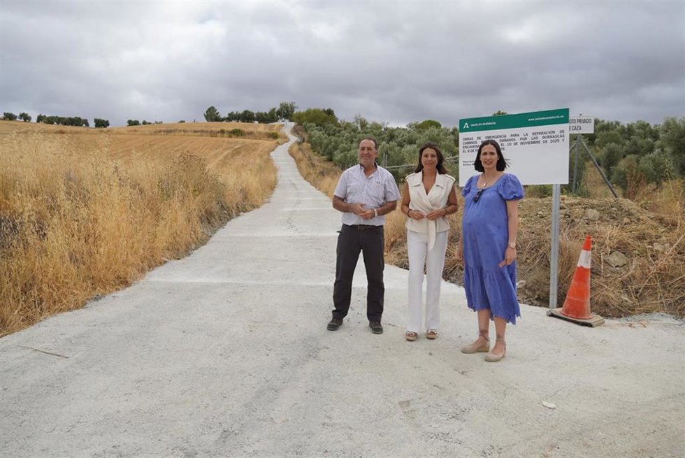 La delegada territorial de Agricultura, Pesca, Agua y Desarrollo Rural, Laura Soto, informa de caminos rurales en Ronda