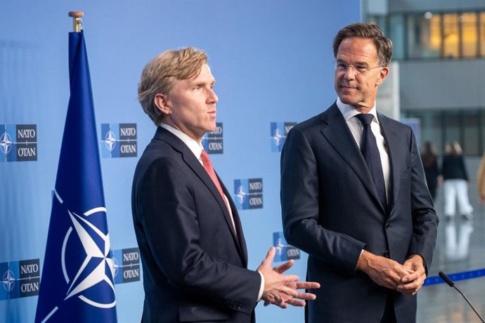 O secretário-geral da OTAN, Mark Rutte, e o subsecretário de Defesa para Assuntos Políticos dos Estados Unidos, Elbridge A. Colby, fazem declarações à imprensa. Em Bruxelas, em 27 de agosto de 2026.