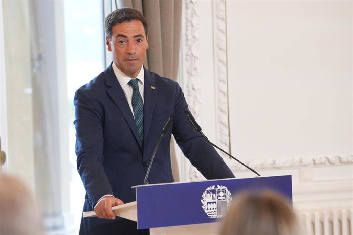 El lehendakari, Imanol Pradales, ofrece declaraciones a los medios durante una rueda de prensa posterior al primer Consejo de Gobierno Vasco del nuevo curso político, a 27 de agosto de 2026, en San Sebastián