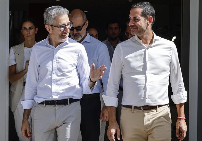 El ministro de Hacienda, Arcadi España (i), y el alcalde de Mislata (Valencia), Carlos Fernández Bielsa (d), en esta localidad coincidiendo con la presentación allí de los programas EDIL DANA.