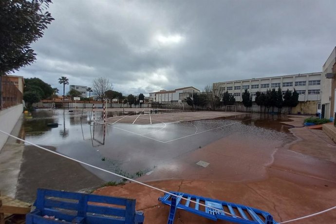 Pistas deportivas del Instituto de Educación Secundaria (IES) Mediterráneo de La Línea de la Concepción (Cádiz) con daños en su drenaje tras las borrascas de invierno.