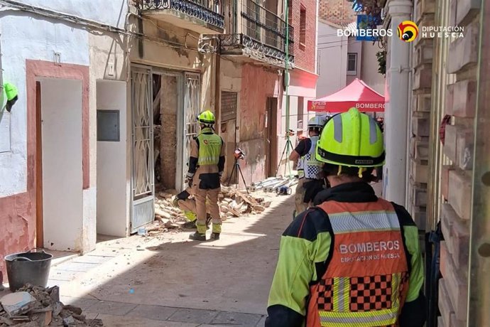 Los bomberos de la DPH trabajan tras el derrumbe de un edificio en la calle Fatás de Sariñena.