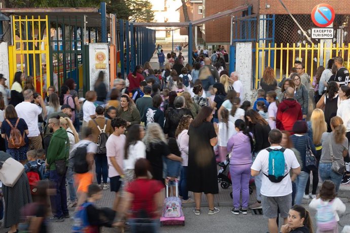 Archivo - Familiares el primer día del curso escolar, a 9 de septiembre de 2024, en Madrid (España). 