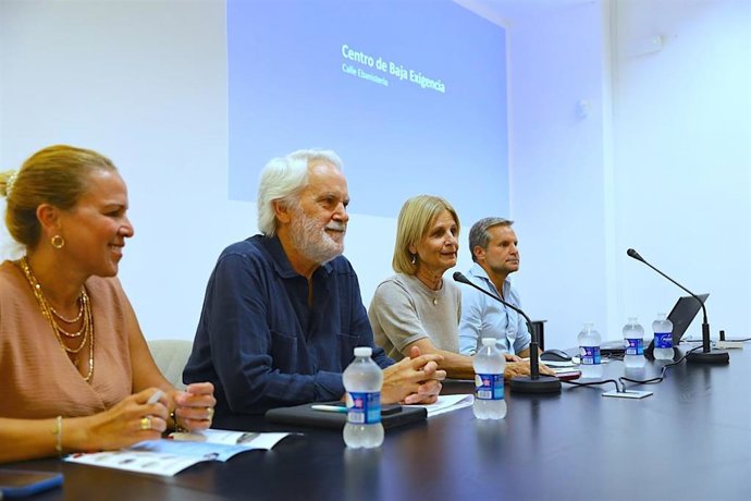 La alcaldesa de Jerez de la Frontera, María José García-Pelayo, en una reunión en julio con asociaciones vecinales del entorno del albergue municipal.