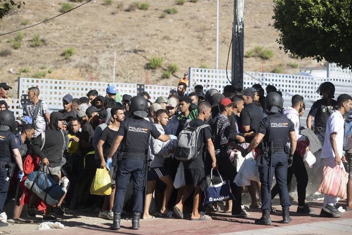 Migrantes esperan en una cola, a 24 de agosto de 2026, en Ceuta (España). 