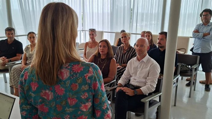 Salud presenta en Menorca la historia clínica electrónica de usuarios de residencias.