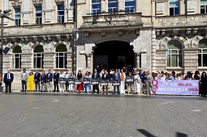 Minuto de silencio por víctimas de violencia de género en agosto.