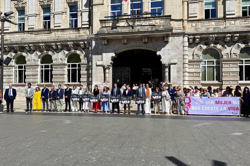 Minuto de silencio por víctimas de violencia de género en agosto.
