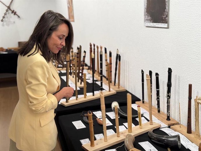 La concejala de Festejos y Tradiciones, Carmen Seguín en la exposición de instrumentos tradicionales de música