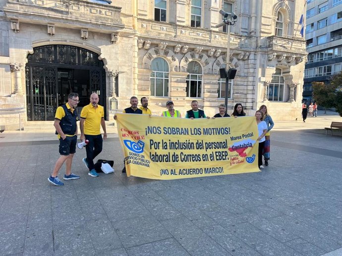 Trabajadores de Correos se concentran frente al Ayuntamiento de Santander