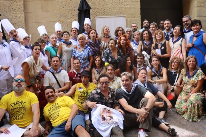 Participantes en el 'Txikiteo nagusia', organizado por la Asociación de Comerciantes del Casco Viejo de Bilbao