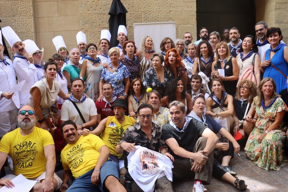 Participantes en el 'Txikiteo nagusia', organizado por la Asociación de Comerciantes del Casco Viejo de Bilbao