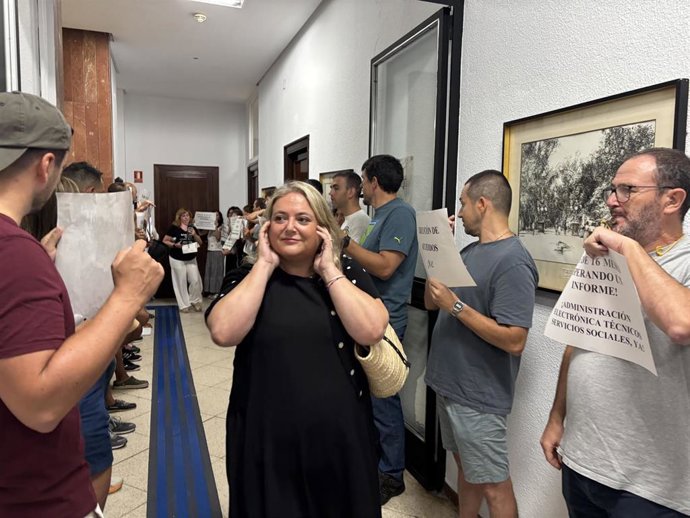 La concejala de Barrios, Participación Ciudadana y Servicios Generales, Lorena Gutiérrez, llegando al Pleno de este jueves.