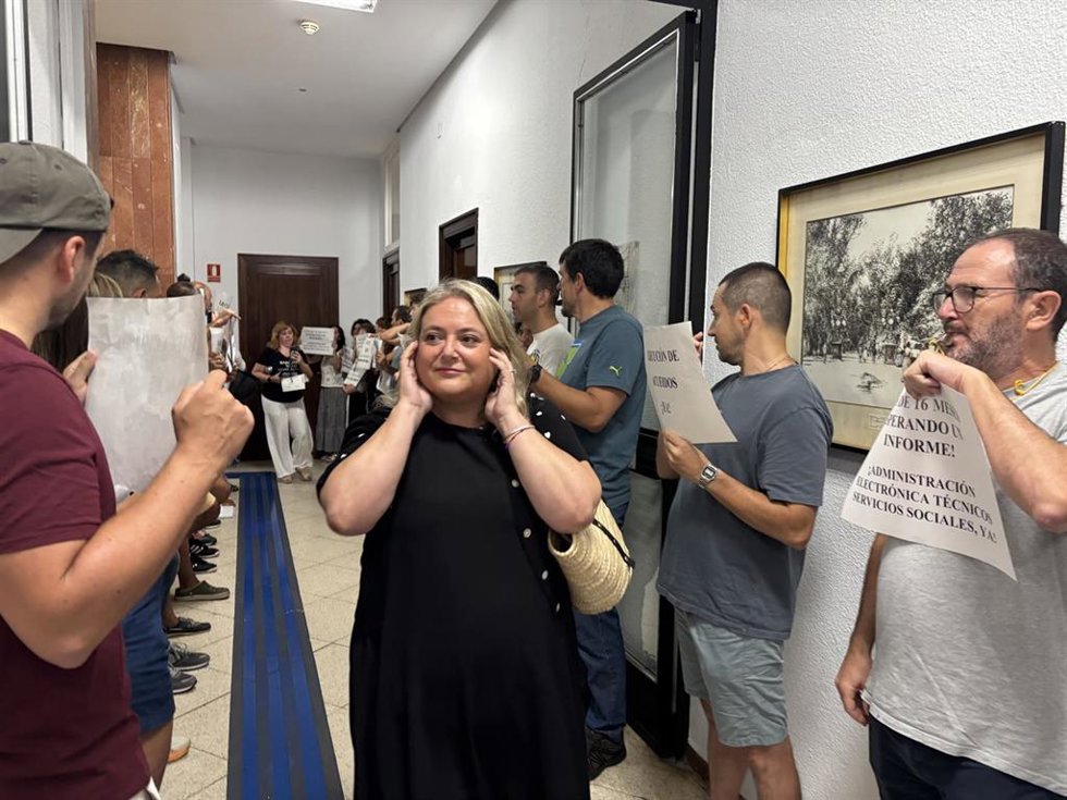 La concejala de Barrios, Participación Ciudadana y Servicios Generales, Lorena Gutiérrez, llegando al Pleno de este jueves.