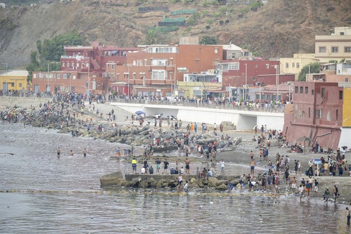 Decenas de personas intentando cruzar la frontera, a 31 de julio de 2026, en Ceuta (España).  